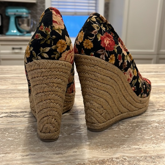 Size 9 floral wedge heels - Picture 3 of 5